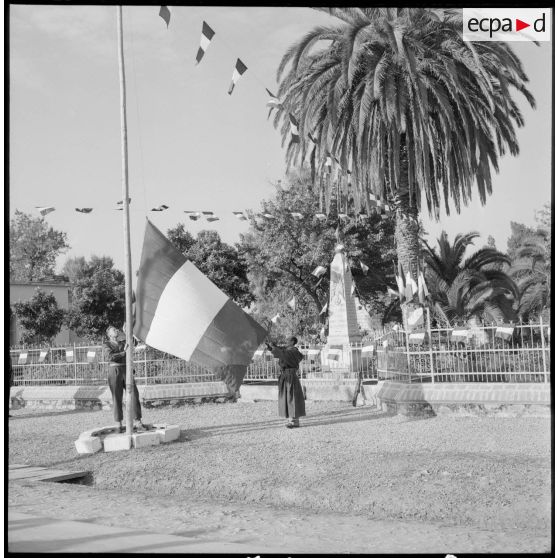 Face au monument aux morts, l'envoi des couleurs.