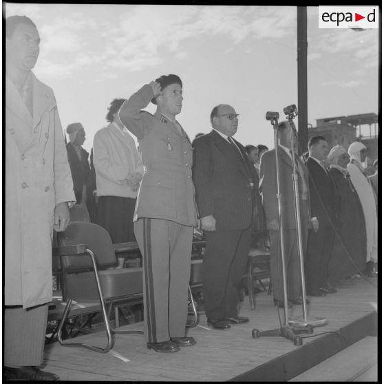 Le capitaine Fuchs et monsieur Isella pendant la minute de silence.