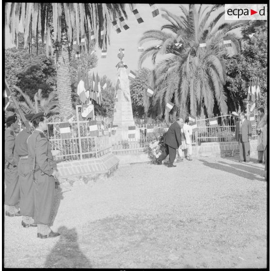 Le maire de Hamma Plaisance dépose une gerbe au pied du monument aux morts.