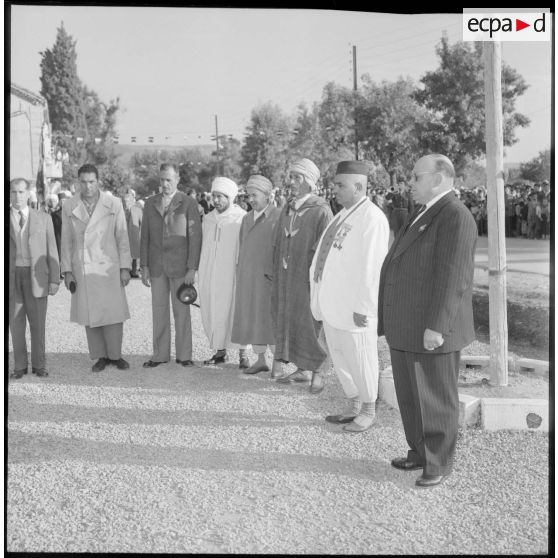 Les autorités civiles et les notables de Hamma Plaisance s'inclinent devant le monument aux morts.