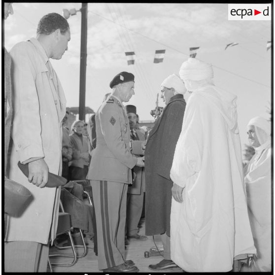 Le capitaine Fuchs reçoit la statuette symbolique des mains des notables.