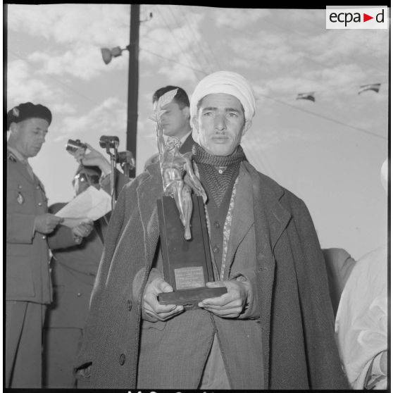 La statuette offerte à la 5e compagnie du bataillon Coréen.