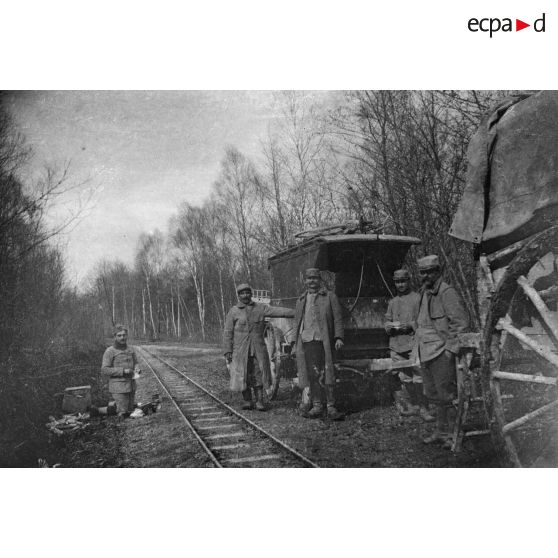 [Pause sur un sentier forestier, s.d.]