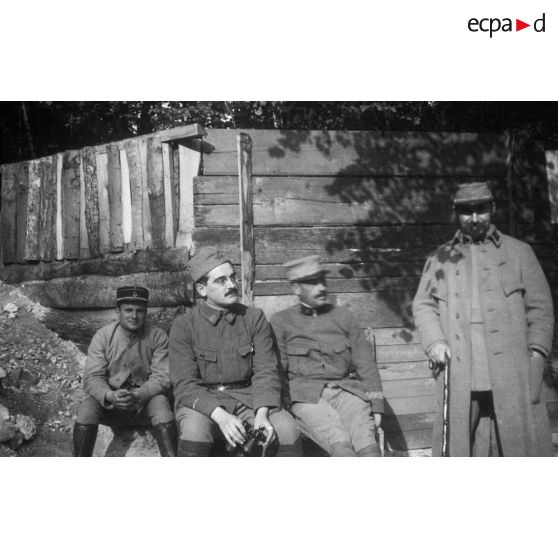 [Photographie de groupe posant devant une cagna, s.d.]
