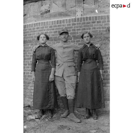 [Un homme du 92e régiment d'infanterie posant entre deux femmes, s.d.]