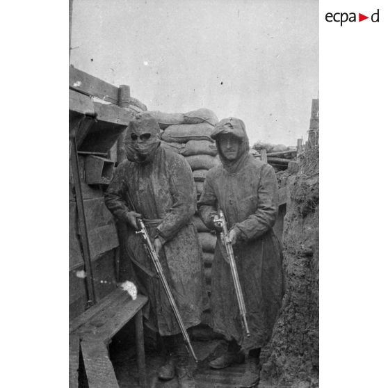 [Deux soldats et leurs fusils sous la pluie, s.d.]