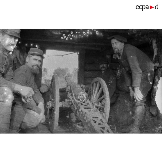 [Portrait de groupe autour d'un canon abrité, s.d.]