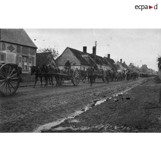 [Progression de troupe dans un village, s.d.]