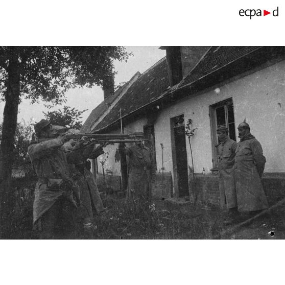 [Exécution (ou simulation d'exécution) de deux prisonniers allemands, s.d.]