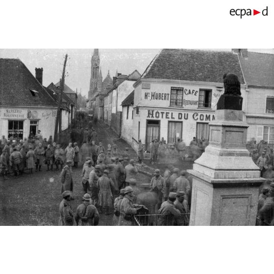 [Rassemblement sur la place Galland de Rollot, Somme, s.d.]