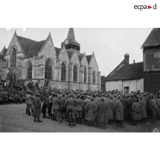 [Rassemblement de troupes sur la place d'une église, s.d.]