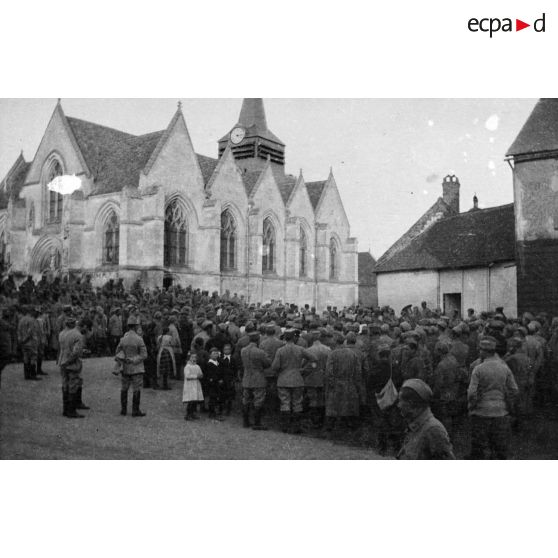 [Rassemblement de troupes sur la place d'une église, s.d.]
