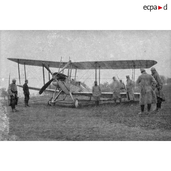 [Militaires posant à côté d'un avion BE.2 dans un champ, s.d.]