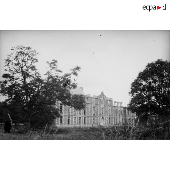 [Façade d'un palais touché par les destructions de la guerre, s.d.]