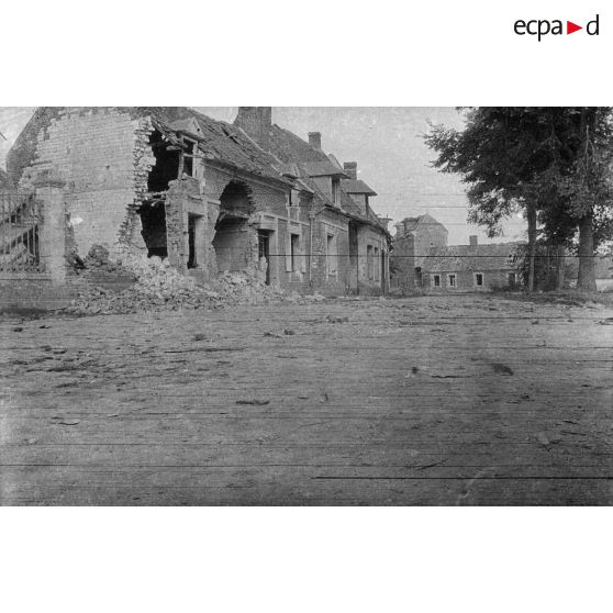 [Habitation percée par un trou d'obus, s.d.]
