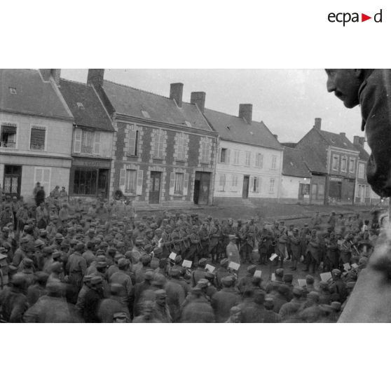 [Rassemblement de troupes sur une place publique avec la musique d'un régiment, s.d.]