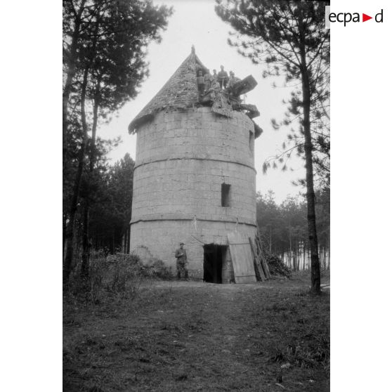 [Groupe posant au sommet d'une tour, s.d.]