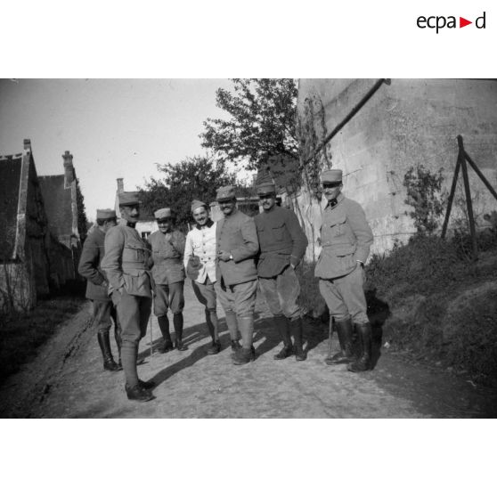 [Photographie de groupe dans un village, s.d.]