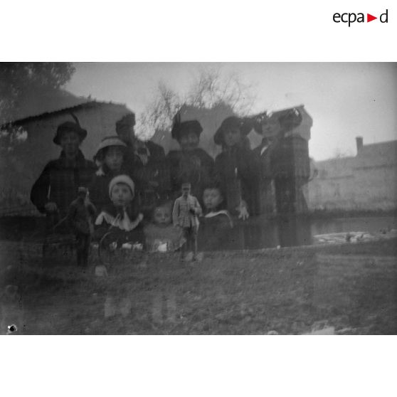 [Surimpression d'un portrait de famille et de deux portraits d'un soldat sur un terrain d'herbe, s.d.]