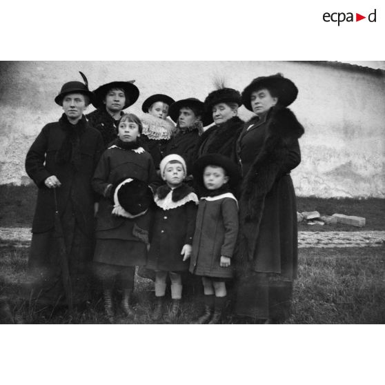 [Portrait de famille devant un muret, s.d.]