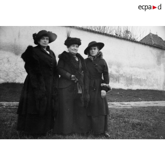 [Portrait de trois femmes devant un muret, s.d.]