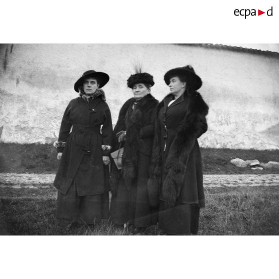 [Portrait de trois femmes devant un muret, s.d.]