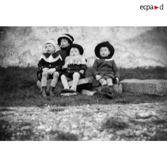 [Portrait d'enfants devant un muret, s.d.]