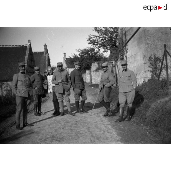 [Un groupe de soldats dans un village, s.d.]