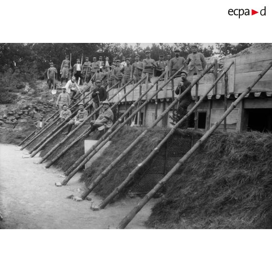 [Groupe du génie sur un chantier de fortification de campagne en cours, s.d.]