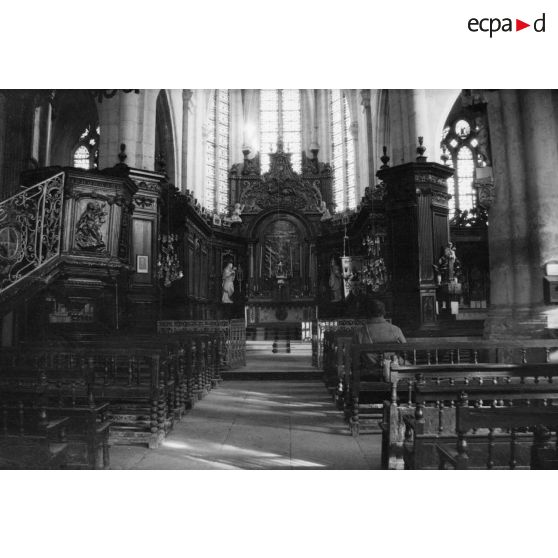 [Un soldat dans une église, s.d.]