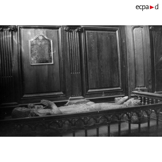 [Gisant médiéval dans une église, s.d.]