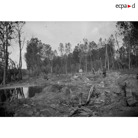 [Deux soldats posent dans un environnement ruiné par les bombardements, s.d.]