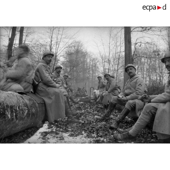 [Des soldats déjeunent sur des arbres abattus, s.d.]
