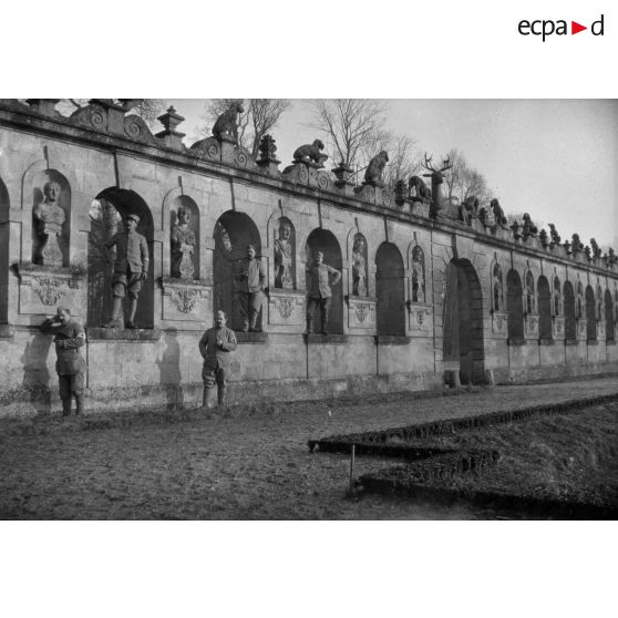 [Des militaires du service de santé posent entre les bustes des arcades du château de Raray (Oise), s.d.]