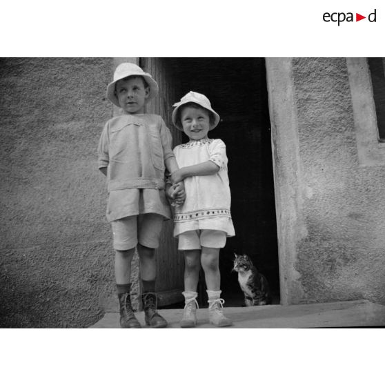 [Deux enfants sur le seuil d'une maison, s.d.]
