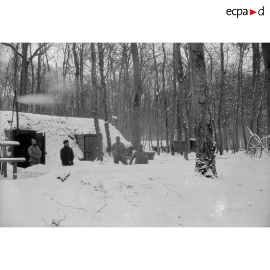 [Le médecin Jean Gélas et quelques camarades à l''entrée d'un abri sous la neige, s.d.]