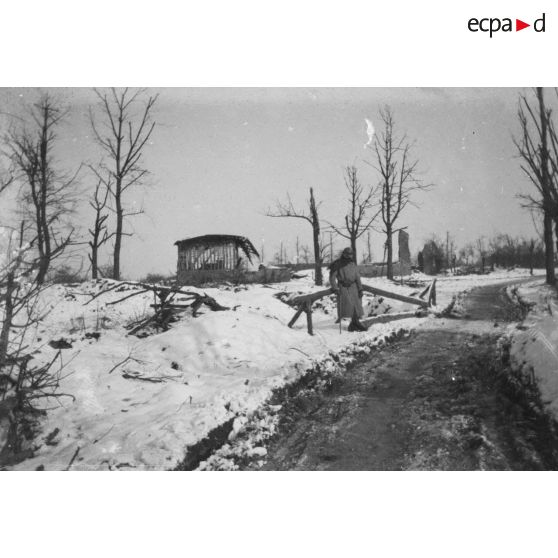 [Un soldat sur le bord d'un chemin enneigé, s.d.]