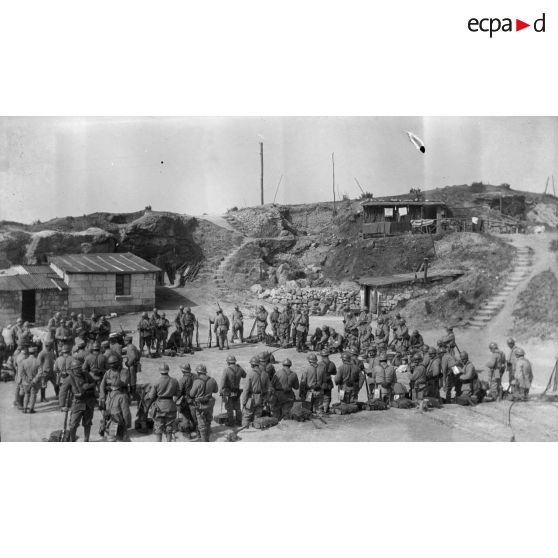 [Soldats réunis sur la place d'une zone de vie sur le front, s.d.]
