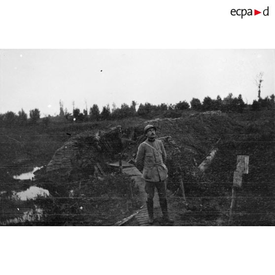 [Jean Gélas pose sur un chemin de tranchée, s.d.]