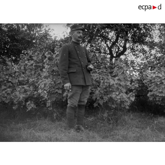 [Portrait d'un militaire devant un buisson, s.d.]