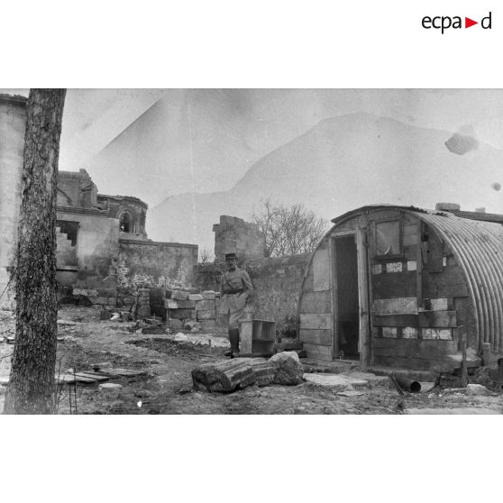 [Jean Gélas au milieu de ruines, s.d.]