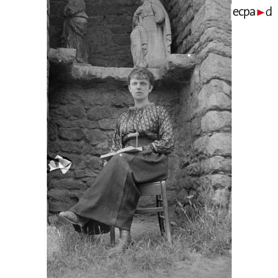 [Portrait d'une femme assise devant une niche sculptée, s.d.]