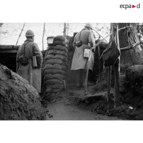 [Deux soldats au poste de surveillance, s.d.]