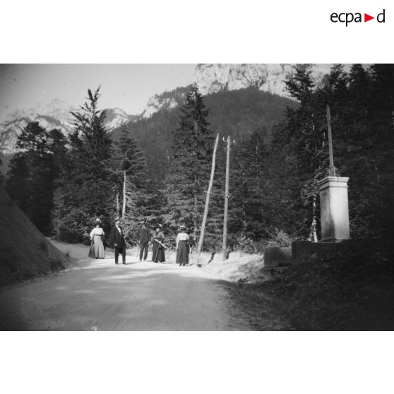 [Halte d'une famille sur une route de montagne, 1920]