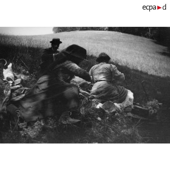 [Pause à l'ombre, 1920.]