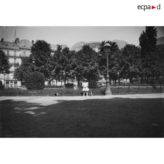 [Portrait d'un enfant dans un jardin public, 1920.]