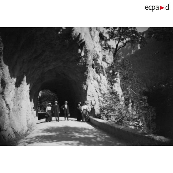 [Portrait de famille sur une route de montagne, dans le massif de la Chartreuse, 1920]