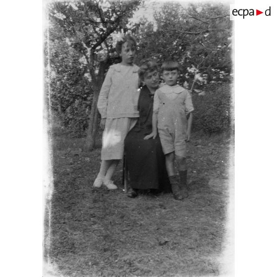 [Portrait d'une femme assise et deux enfants, s.d.]