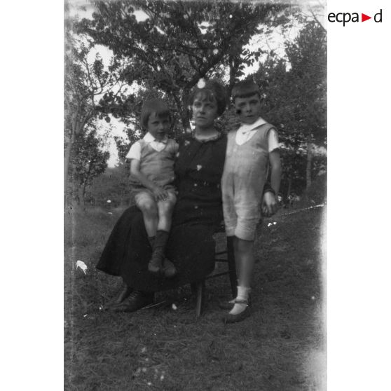 [Portrait d'une femme assise et deux enfants, s.d.]