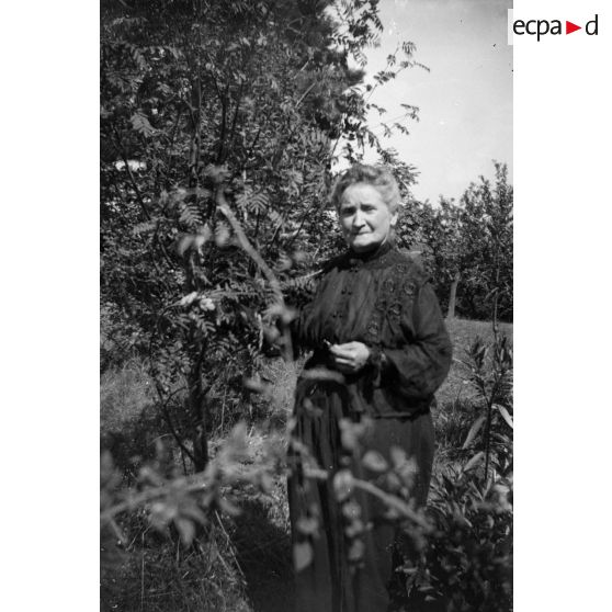 [Portrait d'une femme âgée dans un jardin, s.d.]